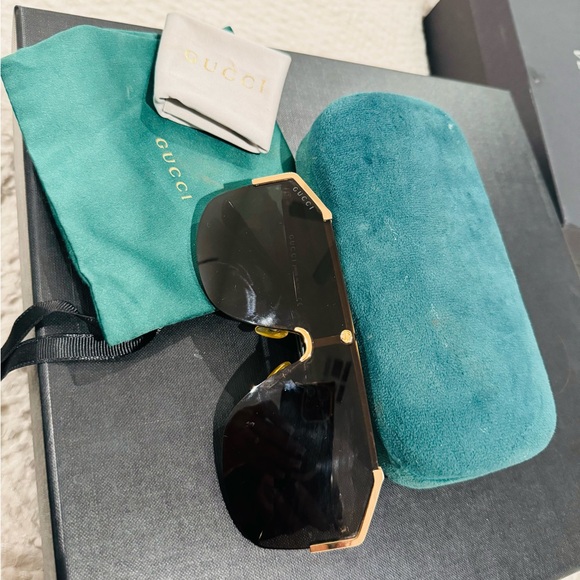 Gucci authentic sunglasses with case , bag , lens wipe.